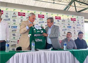 El presidente del Deportivo Cali, Luis Fernando Mena, le entregó la camiseta del equipo al nuevo técnico, Jorge Luis Pinto.