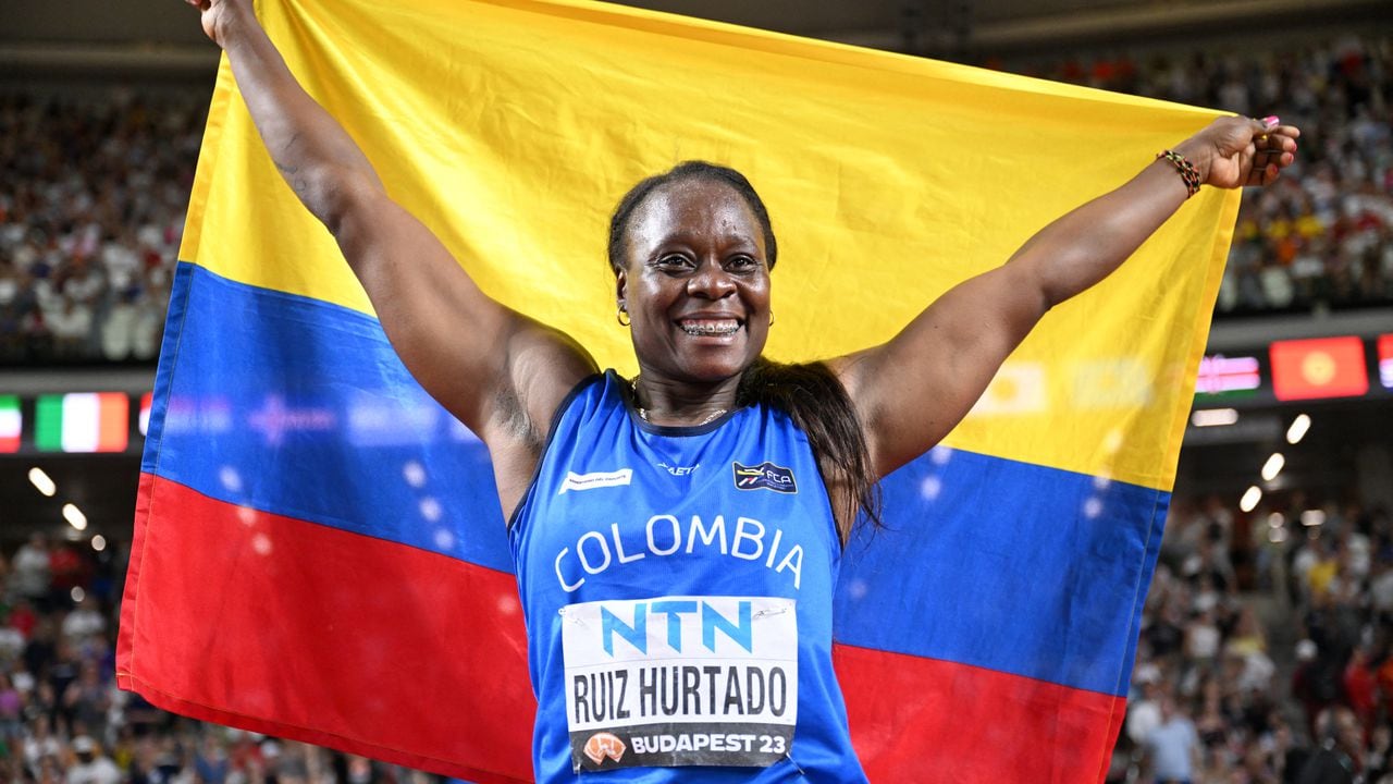 Flor Denis Ruiz con la bandera de Colombia en su espalda tras obtener el subcampeonato en el Mundial de Atletismo 2023