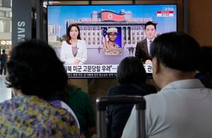 Una pantalla de televisión muestra una imagen de archivo del soldado estadounidense Travis King durante un programa de noticias en la estación de tren de Seúl en Seúl, Corea del Sur, el sábado 22 de julio de 2023.