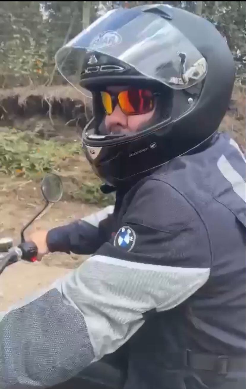 Iván Duque en moto.