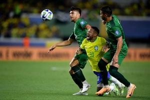 Brazil's Neymar (C) fights for the ball with Bolivia's midfielder Boris Cespedes (L) and midfielder Diego Bejarano during the 2026 FIFA World Cup South American qualifiers football match between Brazil and Bolivia at the Jornalista Edgar Proen�a 'Mangueirao' stadium, in Belem, state of Para, Brazil, on September 8, 2023. (Photo by CARL DE SOUZA / AFP)