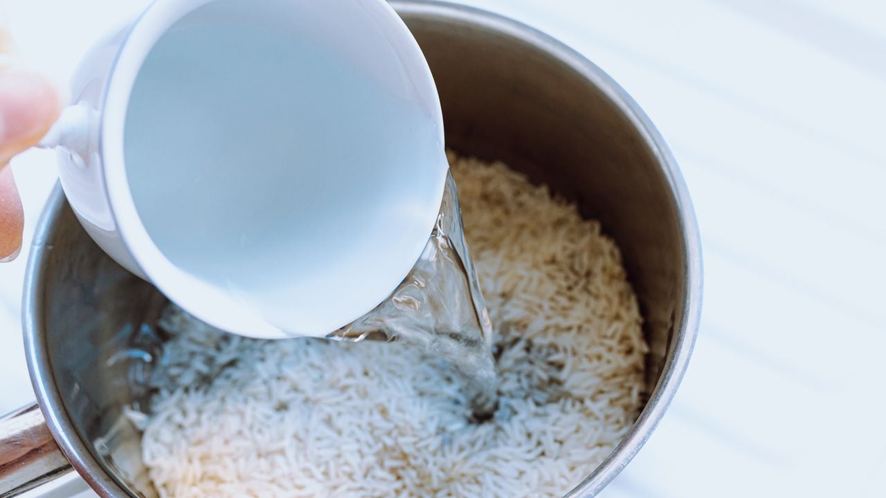 Lavar el arroz antes de cocinarlo puede ayudar a obtener una textura más suelta y esponjosa, según expertos en nutrición.
