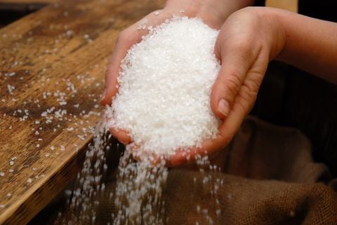 La sal gruesa es utilizada en bastantes rituales, porque se le atribuyen grandes propiedades.