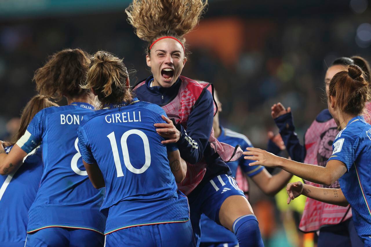La italiana Cristiana Girelli celebra con sus compañeras de equipo después de anotar el primer gol durante el partido de fútbol del Grupo G de la Copa Mundial Femenina entre Italia y Argentina en Auckland, Nueva Zelanda, el lunes 24 de julio de 2023. (Foto AP/Rafaela Pontes)
