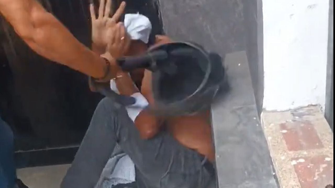 El presunto ladrón fue golpeado con tanta fuerza que el casco utilizado para esto quedó totalmente destruido. | Foto: captura de redes sociales