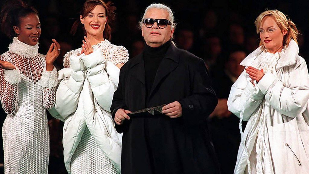 Karl Lagerfeld (2nd R) es aplaudido por la modelo británica Naomi Campbell (L), la modelo canadiense Shalom Harlow (2ndL) y la modelo estadounidense Amber Valletta al final del desfile de la colección prêt-à-porter Otoño/Invierno 1995-1996 presentada en París el 15 de marzo.