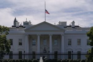 La bandera de Estados Unidos ondea a media asta sobre la Casa Blanca en Washington, DC, el 19 de septiembre de 2020 después del fallecimiento de la jueza de la Corte Suprema de Estados Unidos, Ruth Bader Ginsburg.