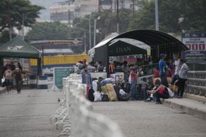 Migrantes venezolanos en el Puente Internacional Simón Bolívar esperan para poder reingresar a su país.