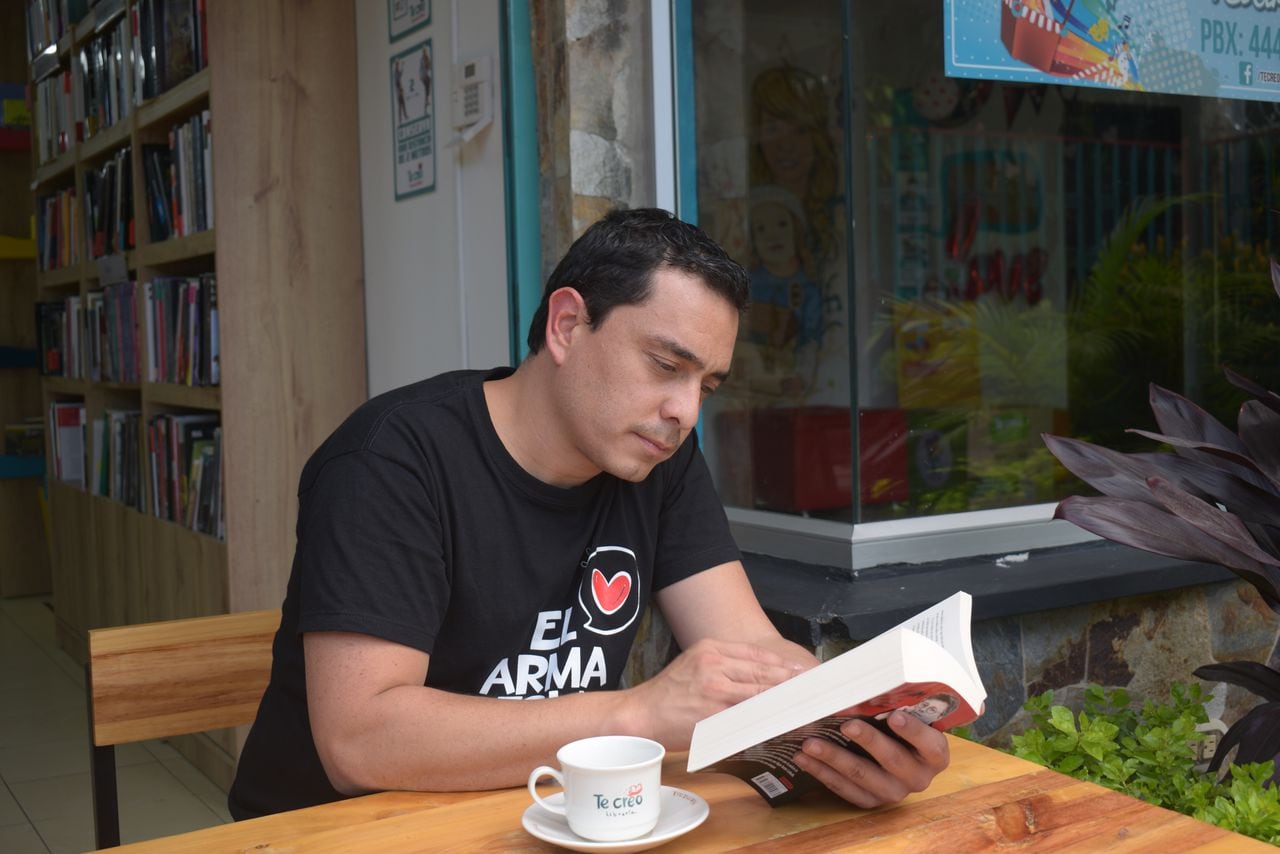 Dany Alejandro Hoyos lleva una vida más tranquila que Suso, pasa tiempo leyendo, escribiendo y disfrutando tiempo con sus seres queridos.