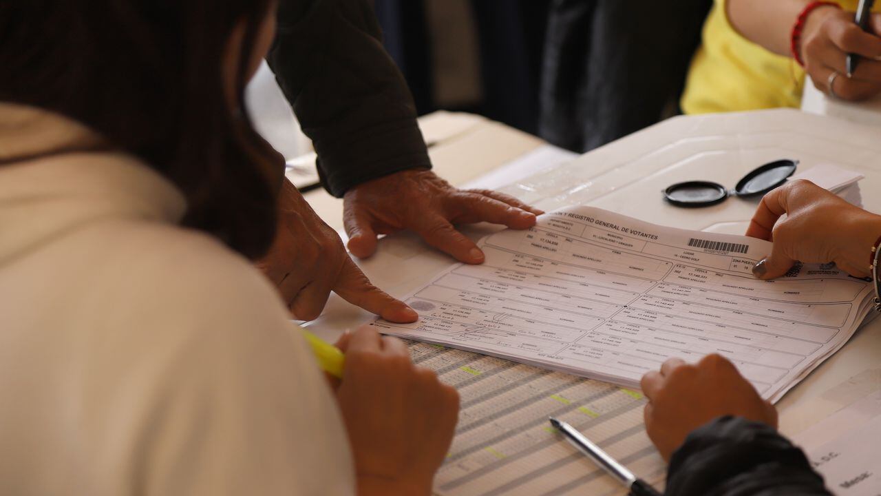Votaciones al norte de Bogotá en cedritos
Votos, mesas de Votación, escrutinios