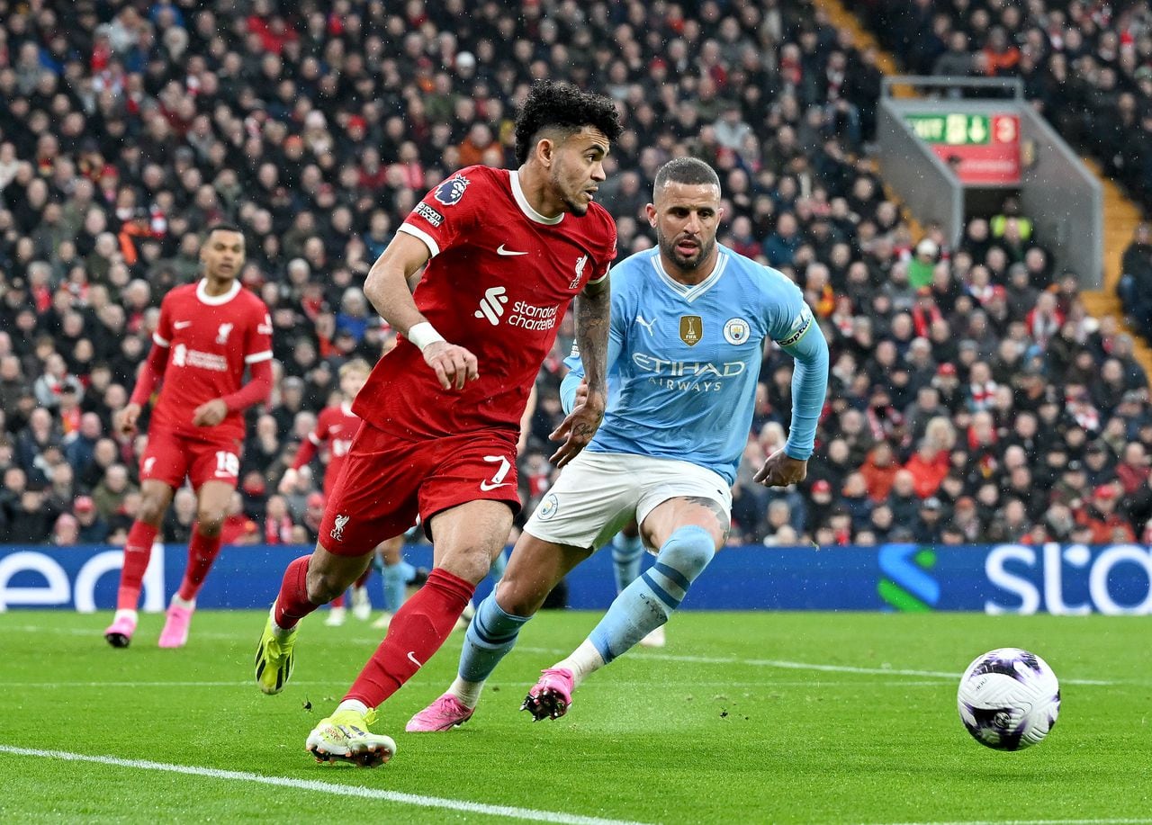 LIVERPOOL, ENGLAND - MARCH 10: (THE SUN OUT, THE SUN ON SUNDAY OUT) Luis Diaz of Liverpool and Kyle Walker of Manchester City in action during the Premier League match between Liverpool FC and Manchester City at Anfield on March 10, 2024 in Liverpool, England. (Photo by Nick Taylor/Liverpool FC/Liverpool FC via Getty Images)