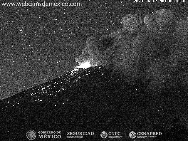 Foto del volcán Popocatépetl poco después del estallido.