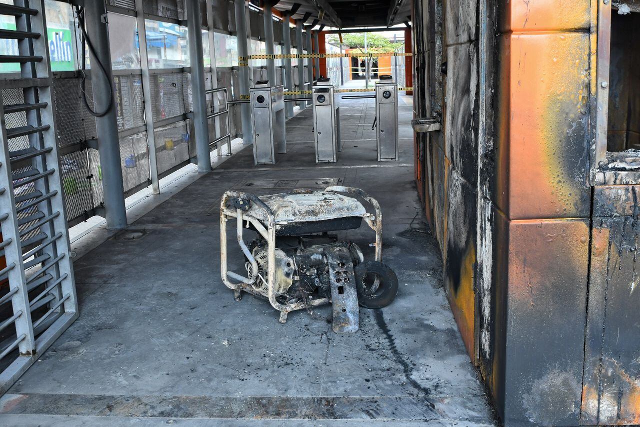Asi quedó la estación de MÍO Petecuy luego del incendio en la madrugada del 7 de enero de 2024, centro de Cali.