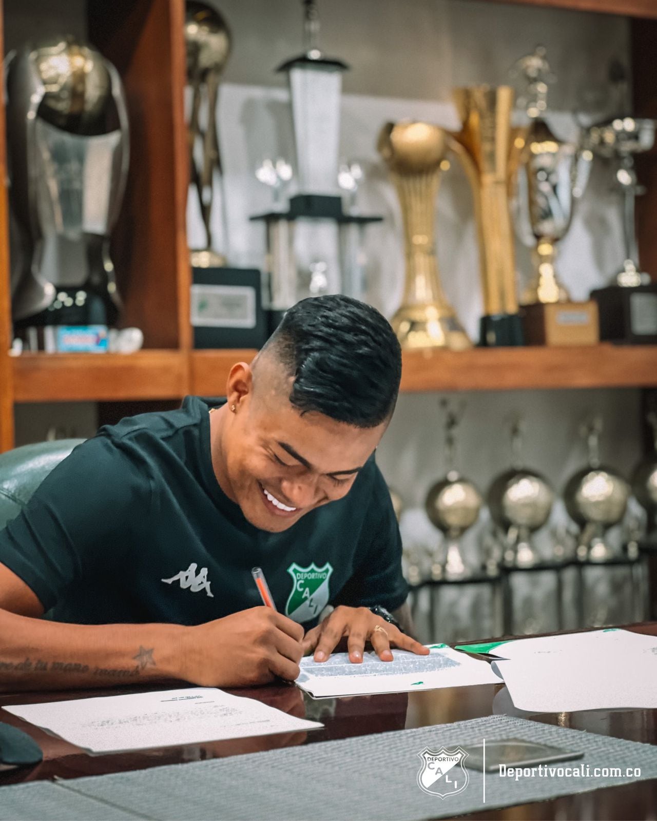 Luis Sandoval firmando su nuevo contrato con el Deportivo Cali