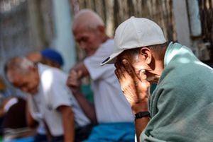 En la Fundación Hogar del Anciano Abandonado, Misericordia de Dios, permanece un promedio de cien abuelos olvidados por sus familias.