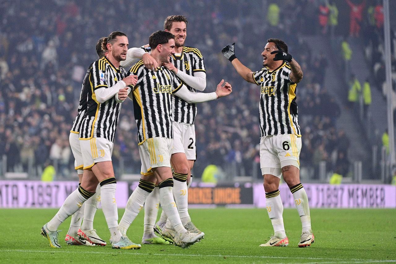 Dusan Vlahovic, tercero a la derecha, de la Juventus de Turín, celebra tras anotar el segundo gol de su equipo durante el partido de fútbol de la Serie A entre Juventus de Turín y Sassuolo Calcio en Turín, Italia, el martes 16 de enero de 2024. (Marco Alpozzi/LaPresse vía AP)