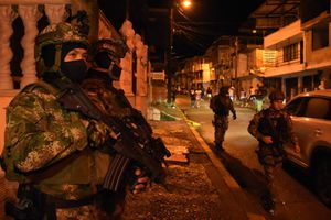 Patrullajes de Control Gaula y Ejército en las comunas de Buenaventura y Velorio de Niña Asesinada por bala pérdida en cruce de disparos de estas bandas criminales que se disputan el territorio.