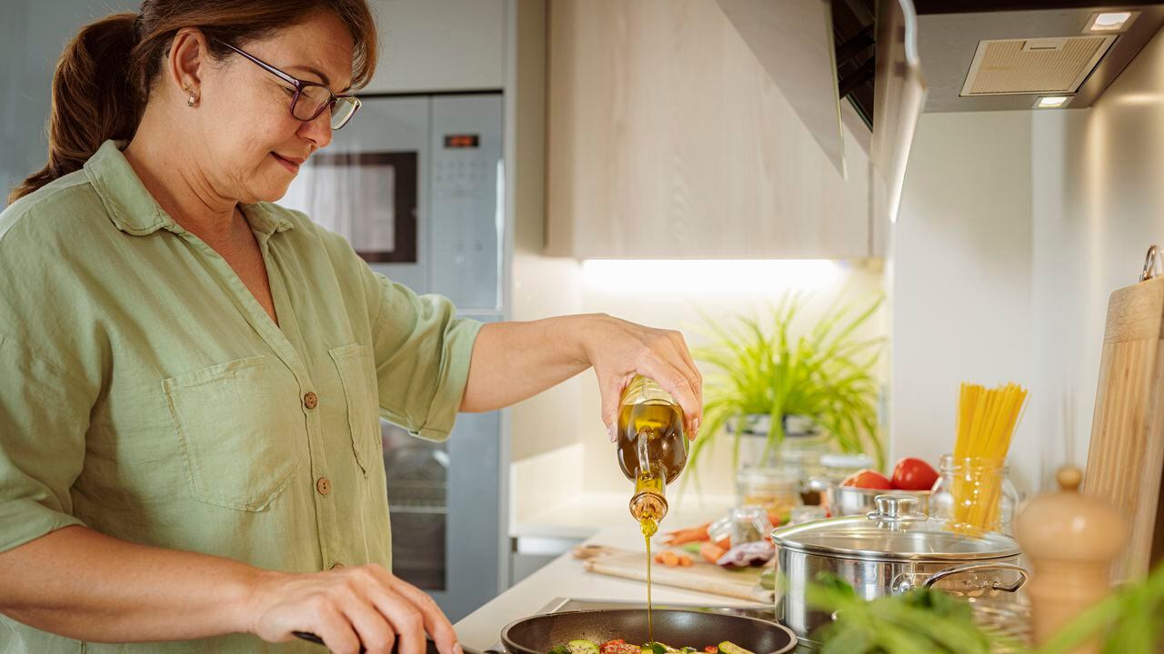 La cocina se transforma en un arte culinario con el toque distintivo del aceite de oliva extra virgen.