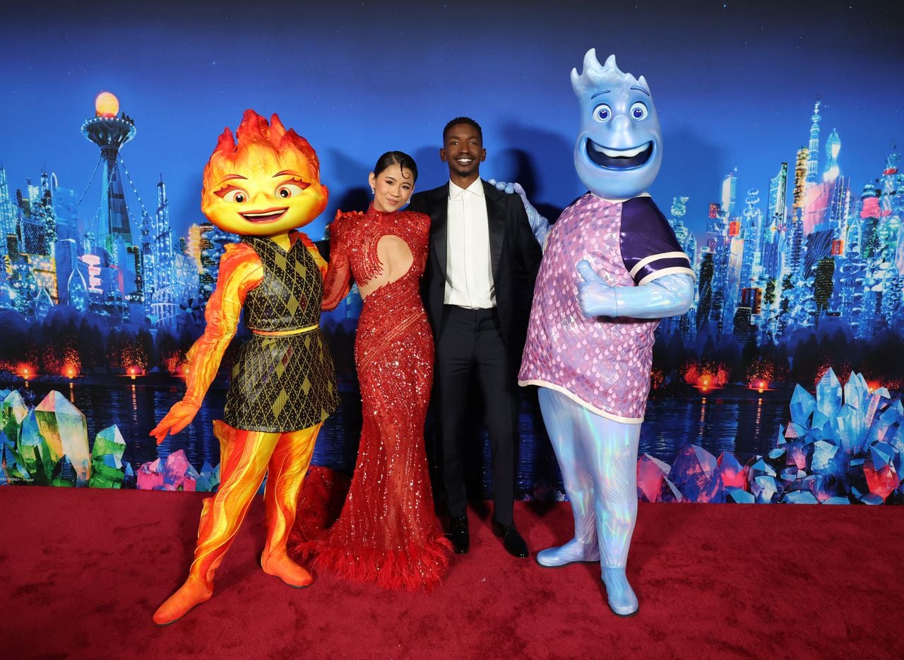 Leah Lewis y Mamoudou Athie asisten al estreno mundial de la película de Disney y Pixar "Elemental" en el Academy Museum of Motion Pictures en los Ángeles, California el 08 de junio de 2023.