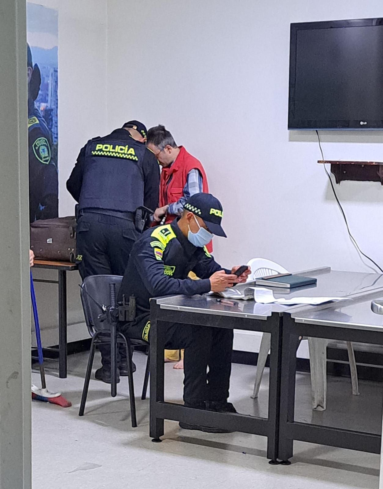 Pasajero italiano agrede a funcionarias de Avianca en el aeropuerto El Dorado; las atacó con un teclaro tras negarle el embarque por documentación incompleta