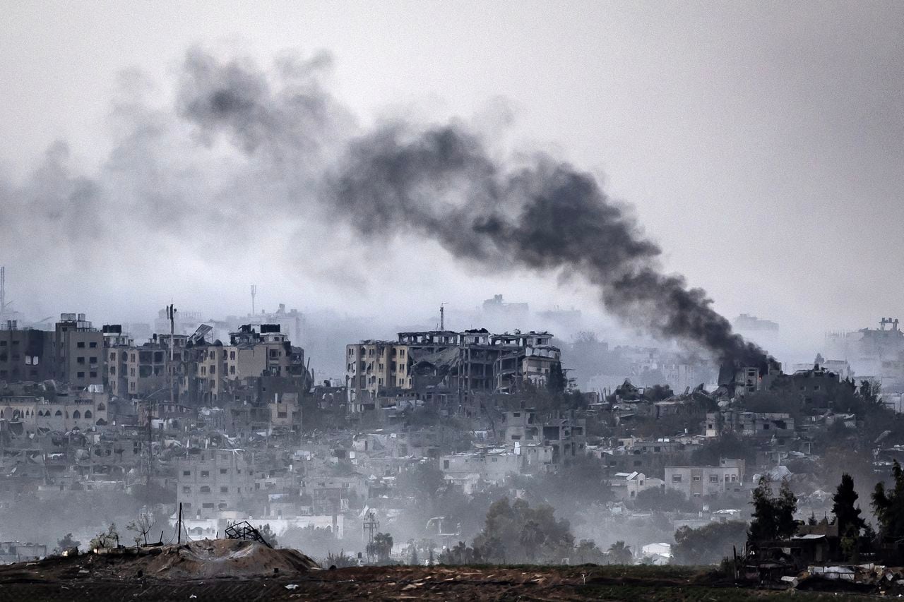 Una fotografía tomada desde la ciudad de Sderot, en el sur de Israel, muestra humo elevándose durante el bombardeo israelí de la Franja de Gaza el 29 de octubre de 2023, en medio de las batallas en curso entre Israel y el movimiento palestino Hamas. (Photo by FADEL SENNA / AFP)