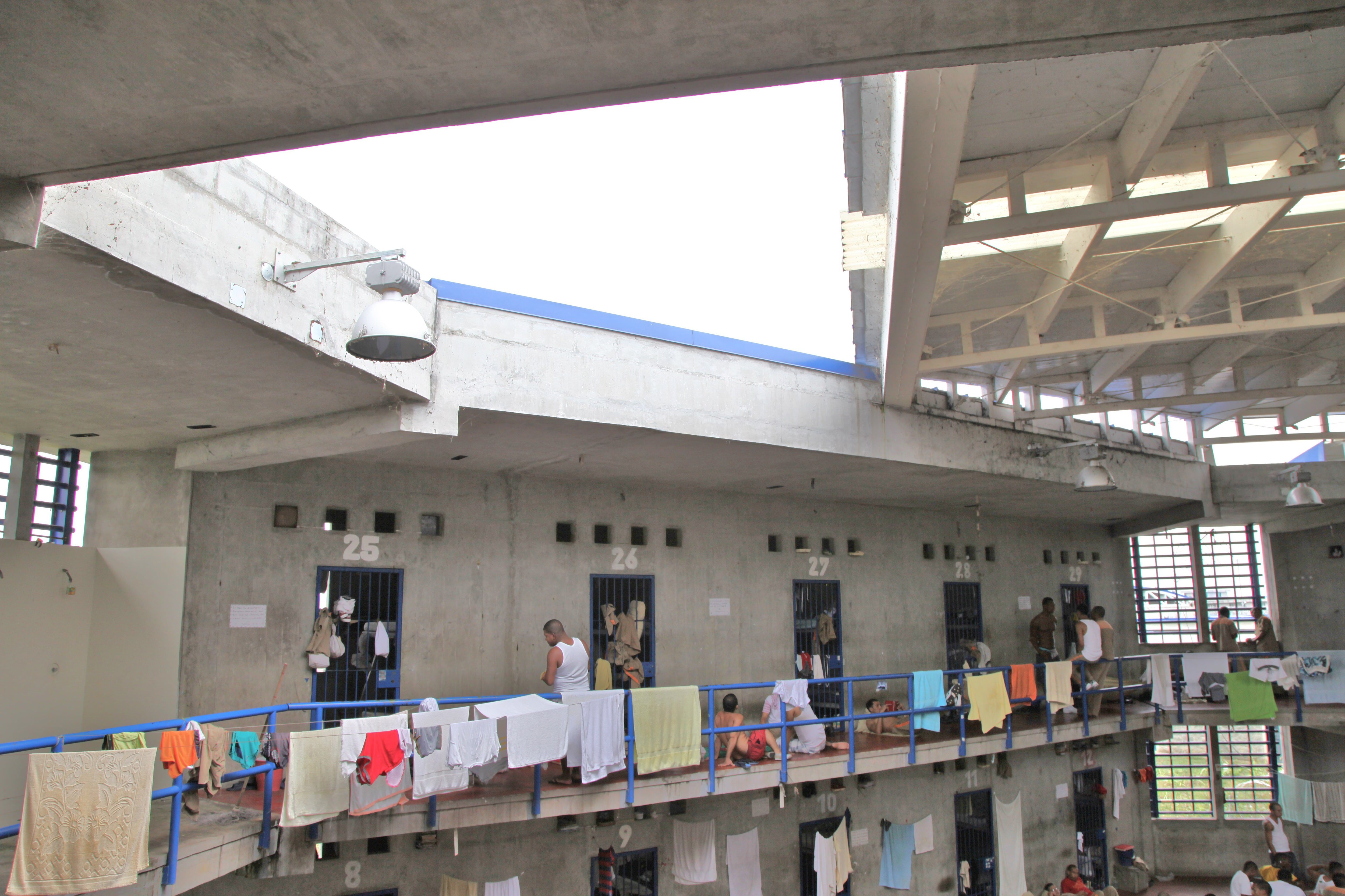 Cárcel de Jamundí: incautan armas, drogas y libretas con datos de extorsión  - El País