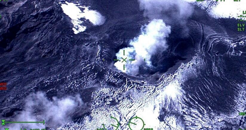 Imágenes difundidas por la Fuerza Aérea muestran la cima de la montaña iluminada por material incandescente.