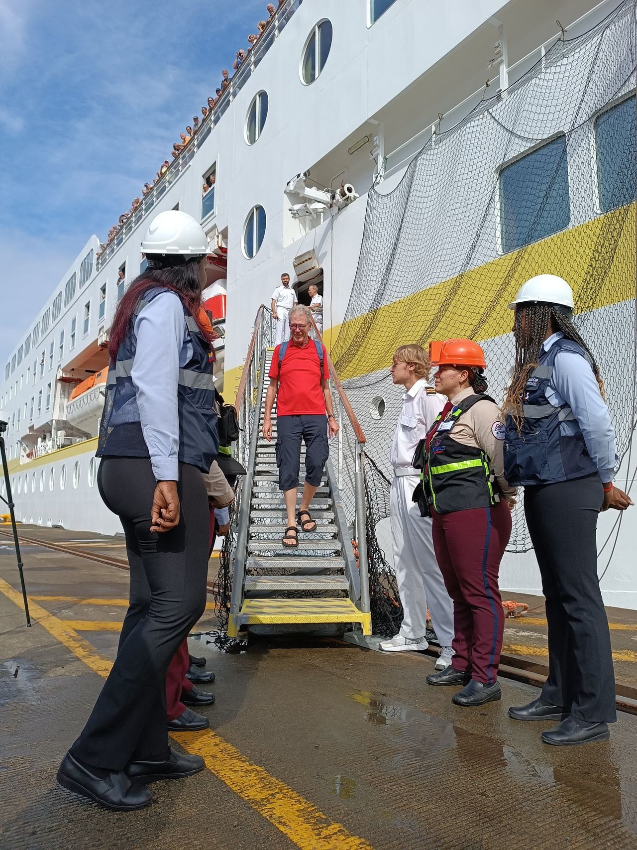 Llegada del primer crucero de turistas al Puerto de Buenaventura. Son alrededor de 400 personas provenientes de Alemania que arribaron al principal puerto de Colombia a bordo de la embarcación Hamburg.