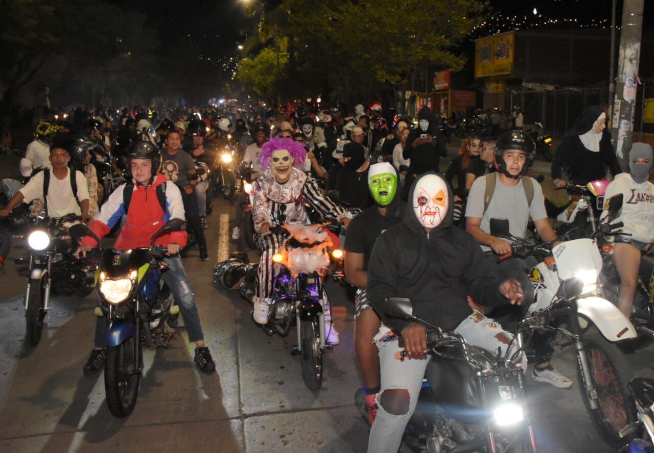 Caravanas de motociclistas en la noche de Halloween en Cali