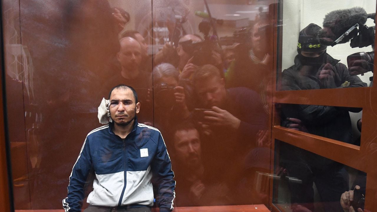 Saidakrami Murodalii Rachabalizoda, sospechoso de participar en el atentado en Moscú, se sienta dentro de la jaula del acusado mientras espera su audiencia de prisión preventiva en el Tribunal de Distrito de Basmanny en la capital rusa. (Foto de Olga MALTSEVA / AFP)