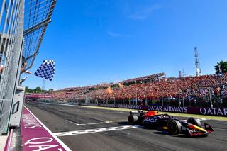 El piloto neerlandés de Red Bull, Max Verstappen, recibe la bandera a cuadros al cruzar la línea de meta para ganar el Gran Premio de Hungría de Fórmula Uno, en el circuito de Hungaroring en Mogyorod, cerca de Budapest, Hungría, el domingo 23 de julio de 2023. (Marton Monus/Pool vía AP)