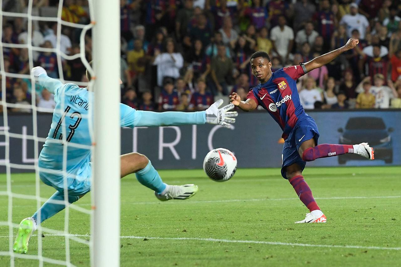 El delantero español del Barcelona #10 Ansu Fati marca el tercer gol de su equipo durante el 58º partido de fútbol del Trofeo Joan Gamper entre el FC Barcelona y el Tottenham Hotspur FC en el Estadi Olímpic Lluis Companys de Barcelona el 8 de agosto de 2023.
