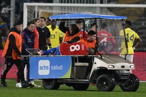 Arturo Vidal terminó lesionado en la rodilla tras el partido ante Colombia.