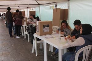 Jurados de una mesa de votación en el Centro Comercial Hacienda Santa Bárbara, en Bogotá.
