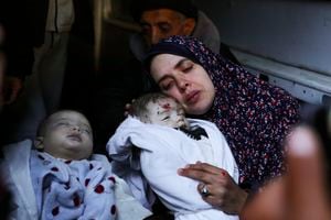 Rania Abu Anza llora al lado de sus bebés mellizos, que murieron en un ataque israelí contra una vivienda en Rafah, en el sur de la Franja de Gaza, el domingo 3 de marzo de 2024. (AP Foto/Hatem Ali)