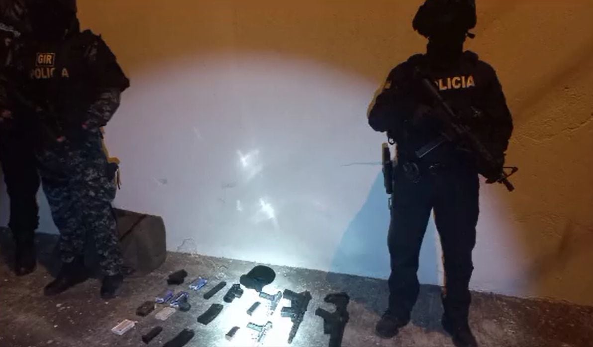 Este es el armamento que se incautó durante el operativo policial en Ecuador.