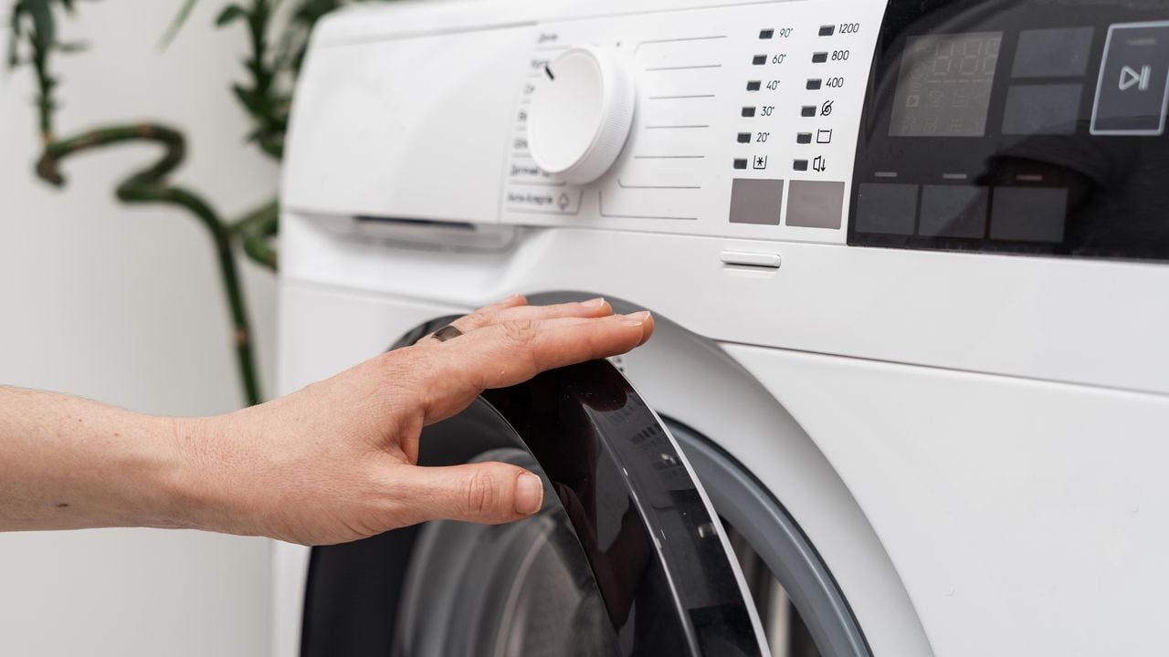 5 objetos que puedes meter en la lavadora y sus beneficios para la ropa