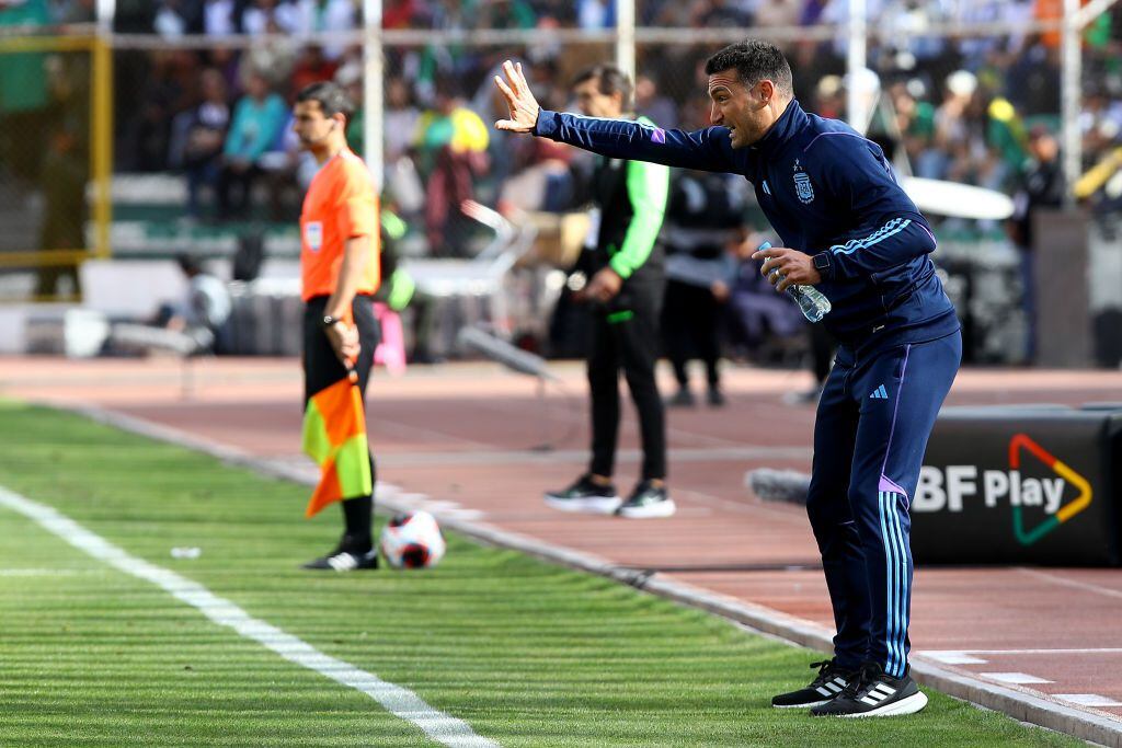 LA PAZ, BOLIVIA - SEPTEMBER 12: Lionel Scaloni, Head Coach of Argentina, gestures during a FIFA World Cup 2026 Qualifier match between Bolivia and Argentina at Hernando Siles Stadium on September 12, 2023 in La Paz, Bolivia. (Photo by Leonardo Fernandez/Getty Images)