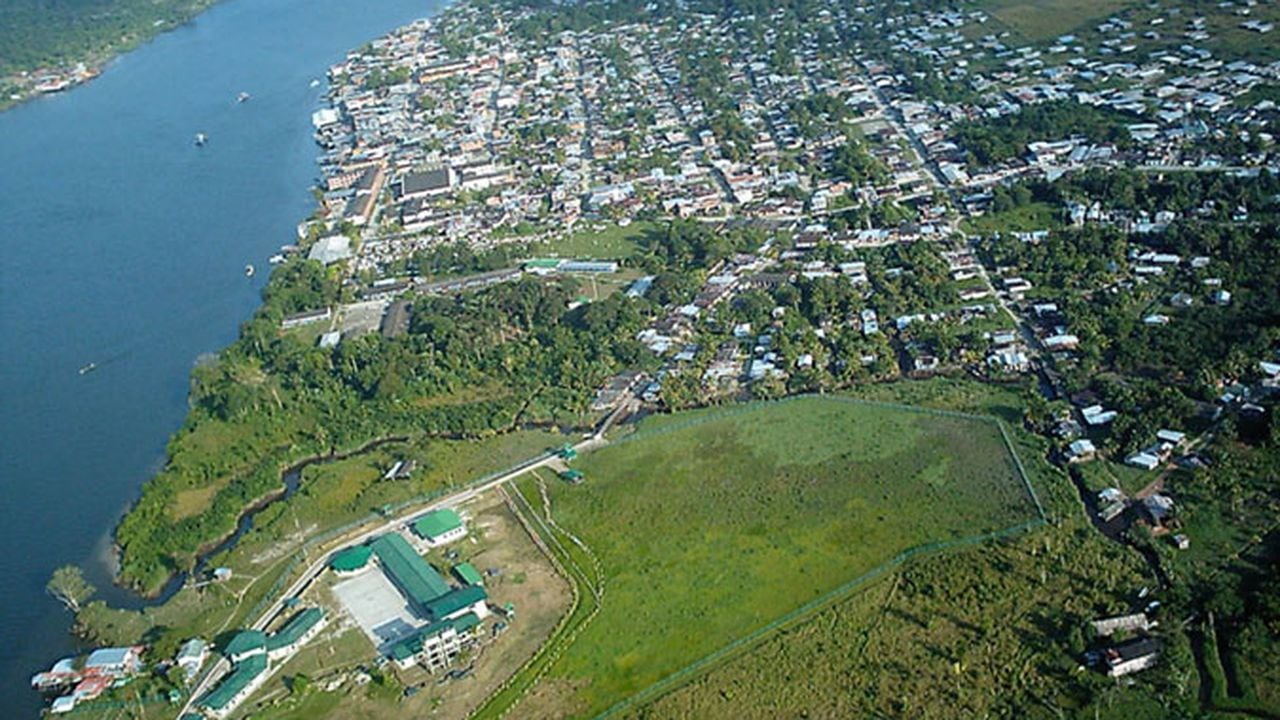 Guapi, ubicado a orillas del río del mismo nombre en la costa Pacífica caucana, con más de 30.000 habitantes y una superficie de 2668 km2, es el municipio en la costa caucana con mayor proyección y desarrollo.