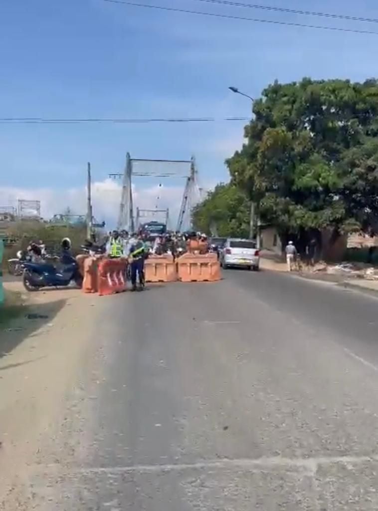 Durante 24 horas trabajadores de Infraestructura del Valle y Emcali adelantaron labores para habilitar la vía completamente. Foto Especial para El País.