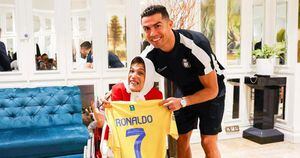 Cristiano Ronaldo junto a la artista Fatemeh Hamami.
