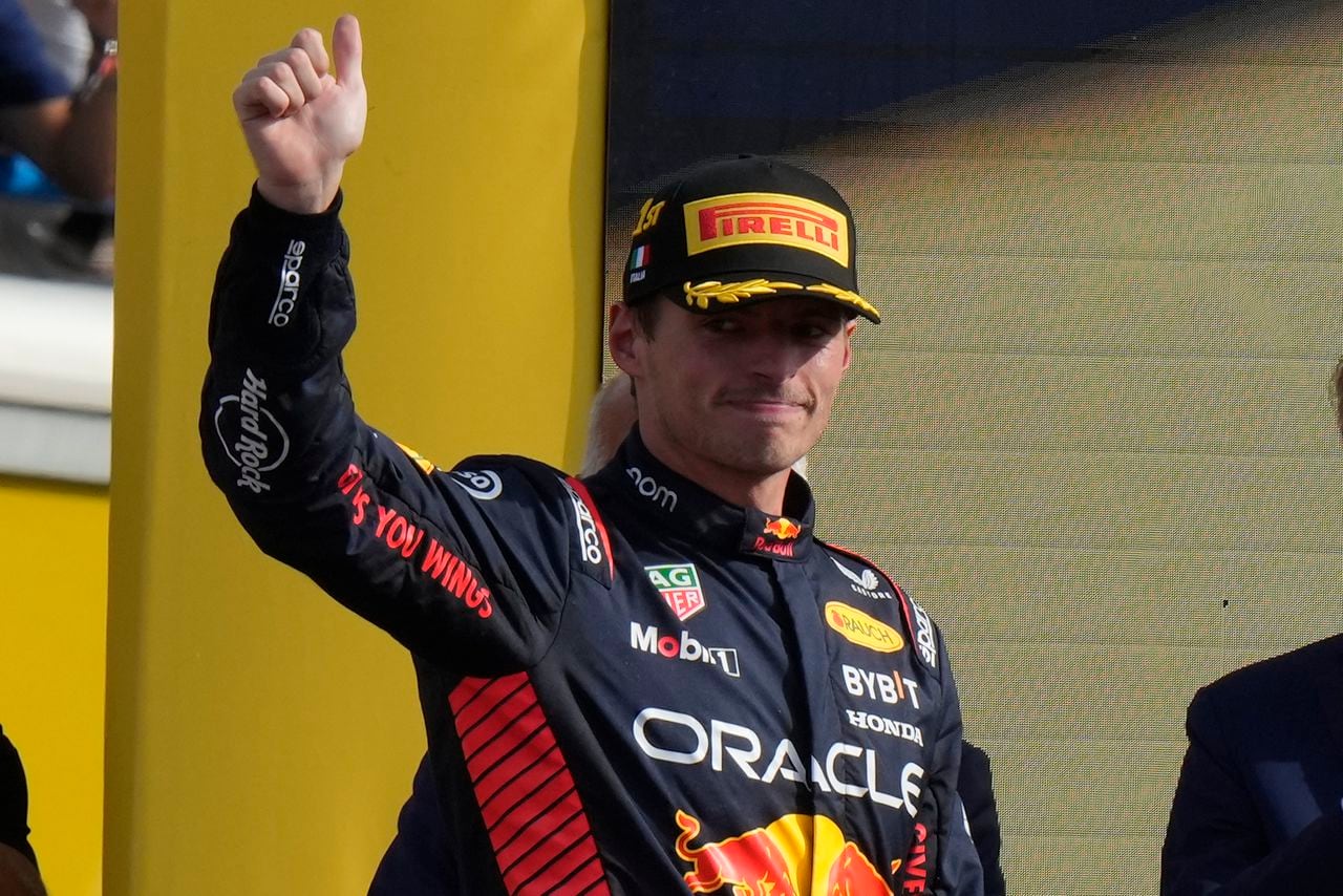 El piloto holandés Max Verstappen, de la escudería Red Bull, celebra tras ganar el Gran Premio de Italia en la pista de Monza, Italia el pasado domingo 3 de septiembre del 2023. (AP Foto/Luca Bruno)