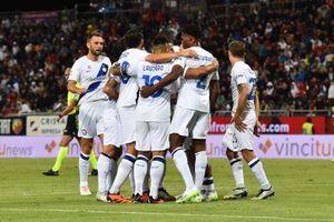 Los jugadores del Inter de Milán celebran uno de los goles en la victoria 2-0 sobre el Cagliari, en la segunda fecha de la Liga iItaliana 2023-2024.