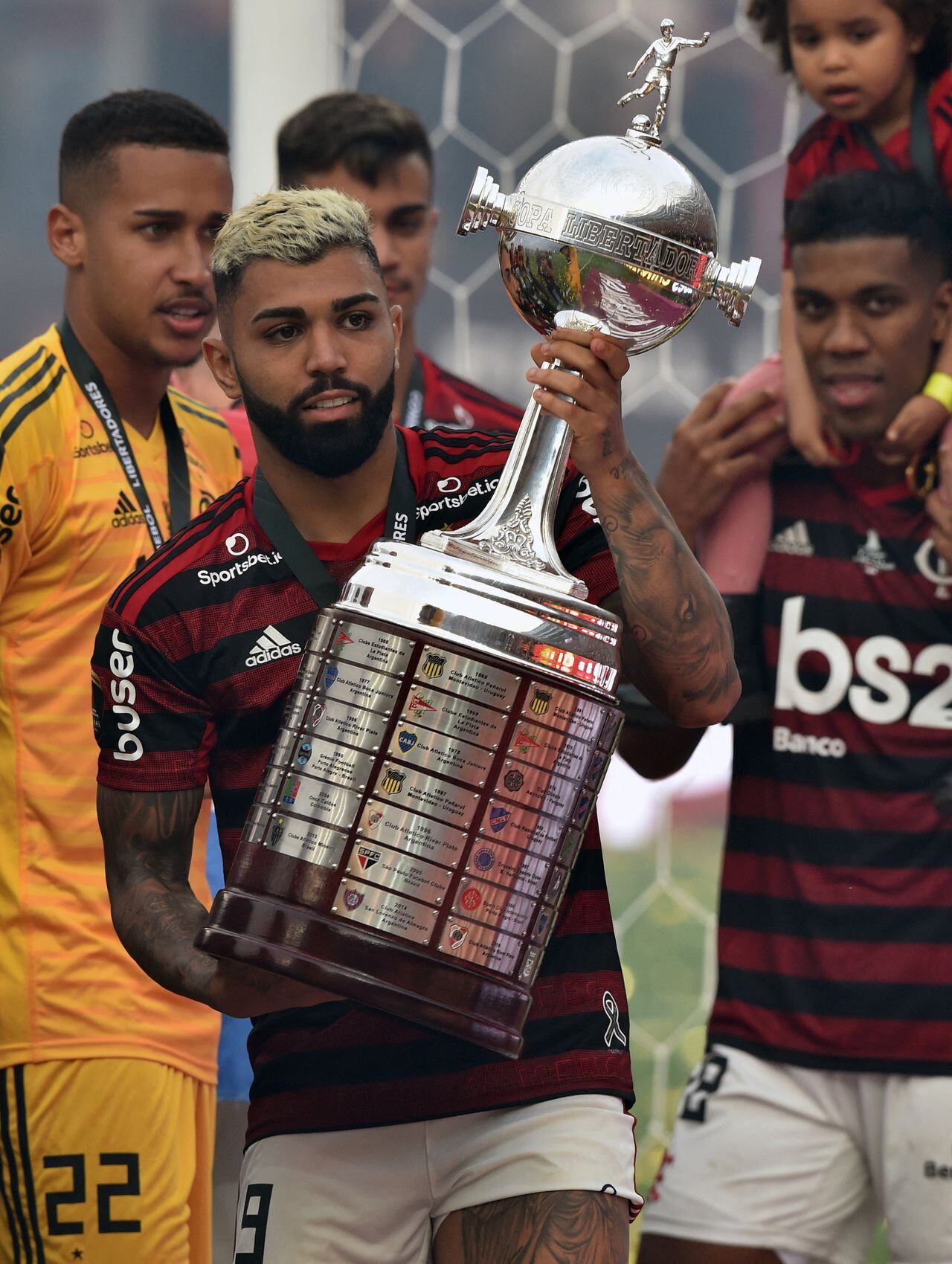 'Gabigol' alzando la histórica Copa Libertadores conseguida por el 'Fla' en el 2019.