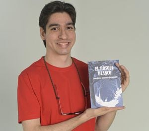 El libro de cuentos El Bosque Blanco, es la ópera prima de Juan Diego Jaramillo Hernández.