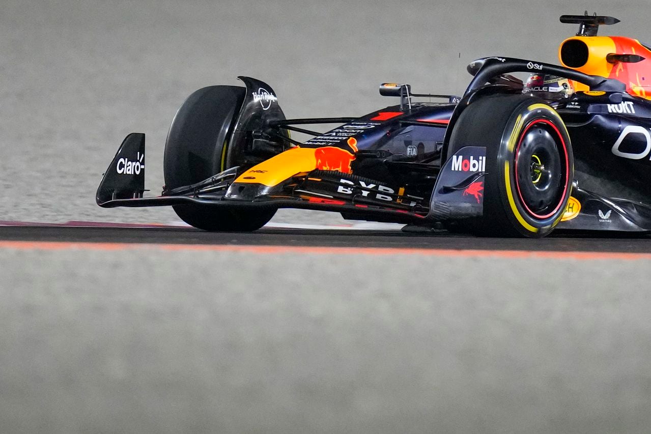 El piloto neerlandés de Red Bull Max Verstappen conduce su auto durante la carrera de autos del Gran Premio de Fórmula Uno de Qatar en el Circuito Internacional de Lusail, en Lusail, Qatar, el domingo 8 de octubre de 2023. (Foto AP/Darko Bandic)