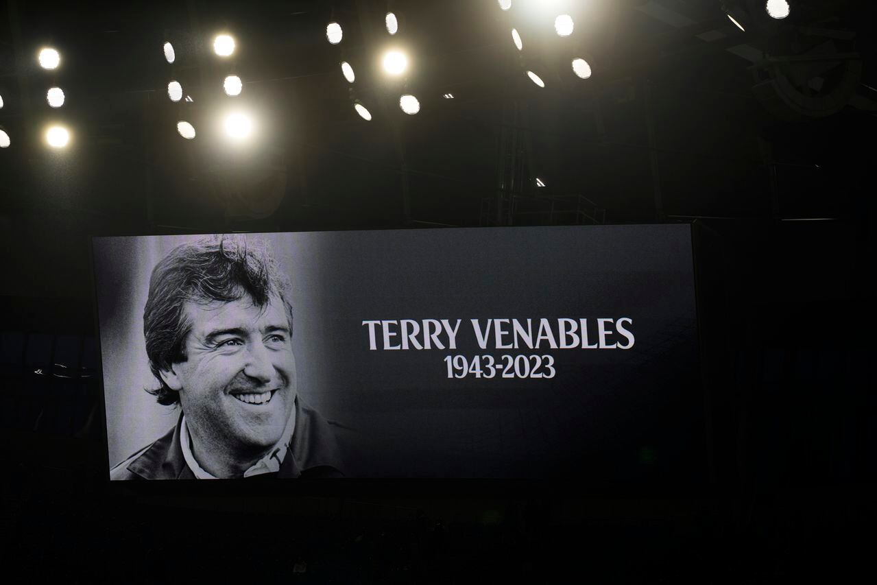 La foto del extécnico y jugador inglés Terry Venables en la pantalla del estadio Tottenham Hotspur previo partido de la Liga Premier entre Tottenham Hotspur y Aston Villa, el domingo 26 de noviembre de 2023. (AP Foto/Kirsty Wigglesworth)