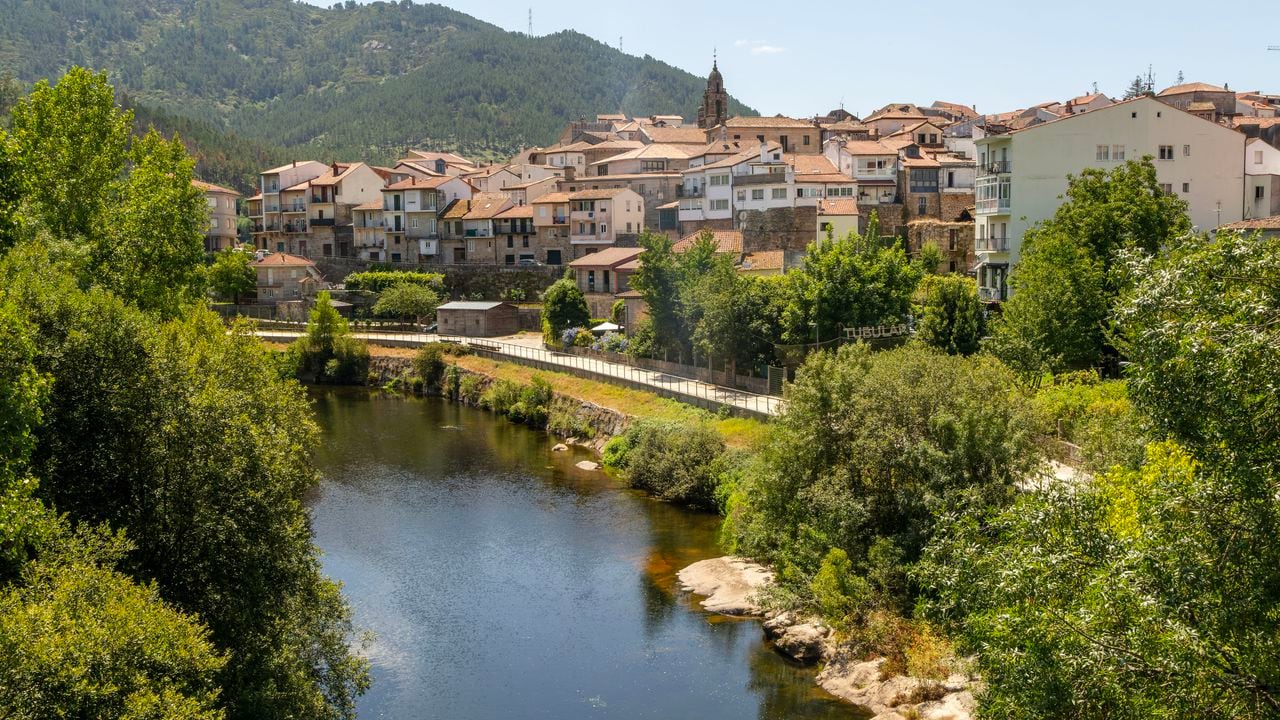 Río Río Avia y ciudad medieval, Ribadavia, provincia de Ourense, Galicia, España.