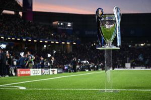 La Copa de Europa se encuentra en una tribuna antes del partido de fútbol final de la Liga de Campeones de la UEFA entre el Inter de Milán y el Manchester City en el Estadio Olímpico Ataturk en Estambul, el 10 de junio de 2023.