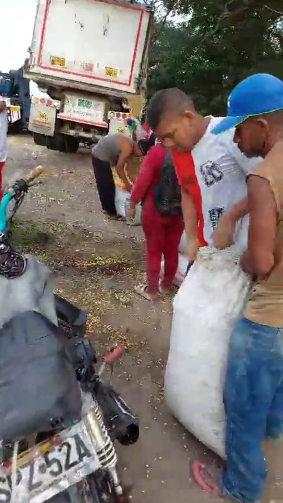 En Ciénaga, Magdalena. numerosas personas se volcaron a saquear un camión accidentado, pese a las advertencias de las autoridades. Foto tomada de redes sociales